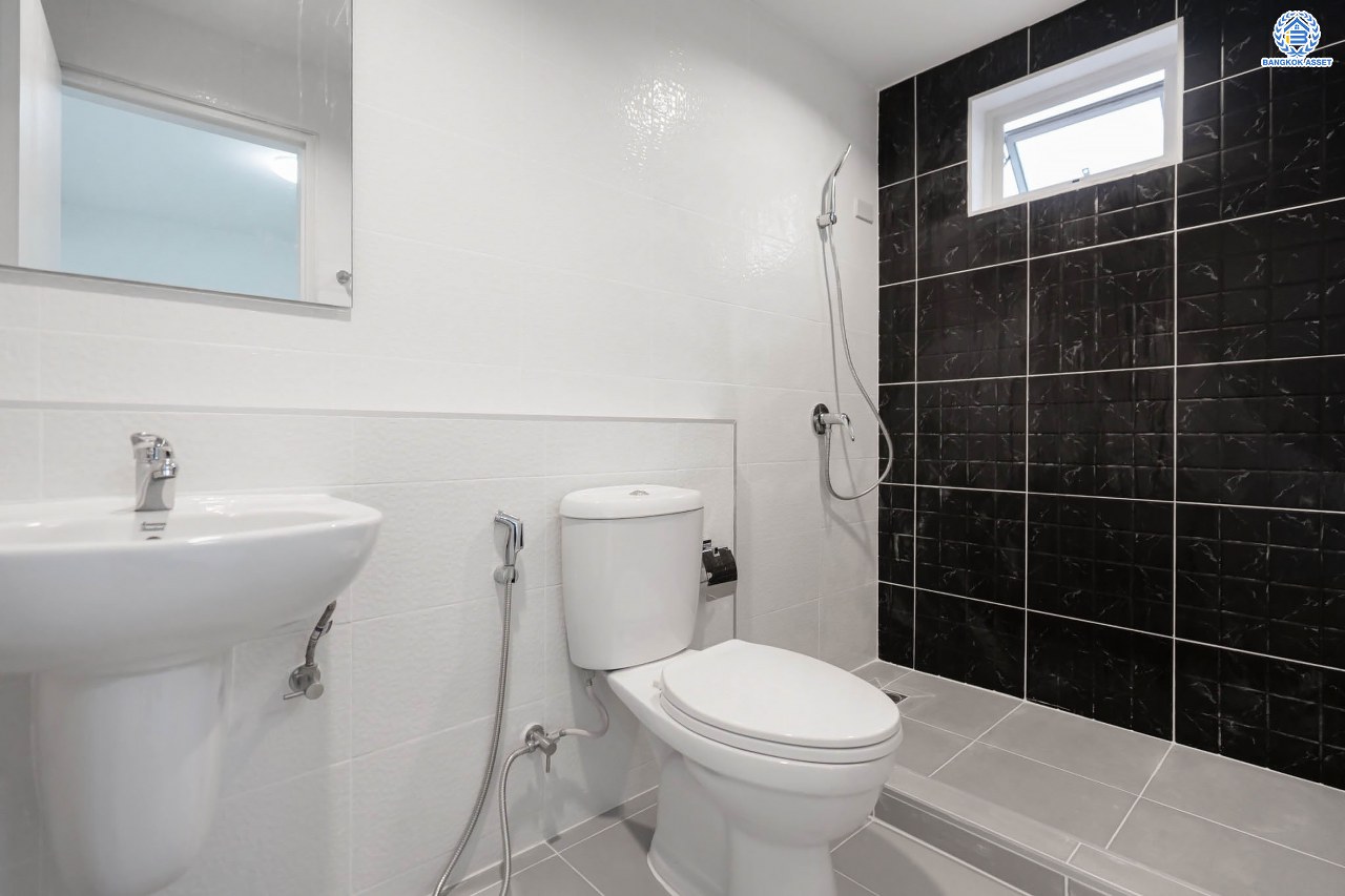 บ้านมือสองตกแต่งใหม่ โครงการ เดอะวิลเลจ แจ้งวัฒนะ-ติวานนท์ หลังมุม เนื้อที่ 55 ตร.ว. ดีไซน์ตอบทุกไลฟ์สไตล์ ฟังก์ชัน 3 ห้องนอน 2 ห้องน้ำ จอดรถได้ 2 คัน Living ชั้นล่างกว้างขวาง สามารถกั้นเป็นห้องเพิ่มได้สบาย ๆ บนทำเลติดถนนใหญ่ เชื่อมต่อทุกเส้นทาง ใกล้รถไฟฟ้าสายสีชมพู "สถานีแจ้งวัฒนะ-ปากเกร็ด28" และจุดขึ้นทางด่วน "ศรีสมาน"